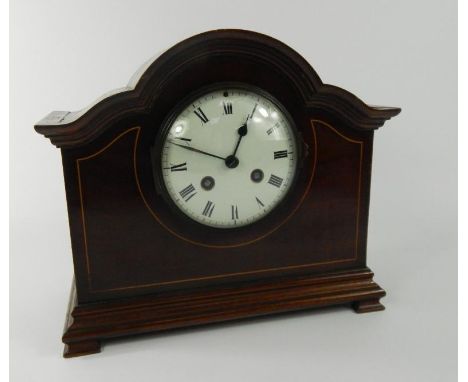 An Edwardian mahogany mantel clock, with a French eight day movement, white enamel dial, on ogee bracket feet, 27cm wide.