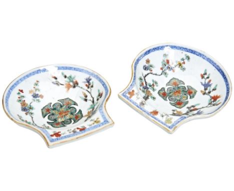 PAIR OF FAMILLE VERTE SHELL-FORM DISHES KANGXI PERIOD (1662-1722) the shaped dishes decorated with leafy branches and central