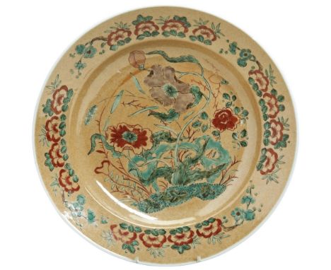 A VERY RARE PORCELAIN CAFE-AU-LAIT GROUND FAMILLE VERTE DISH KANGXI PERIOD (1662-1722) Painted with camelia and morning glory
