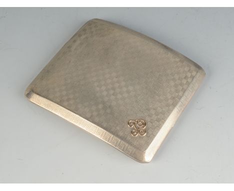 A chequer engine turned silver cigarette case with gold monogram. 3.8oz. 