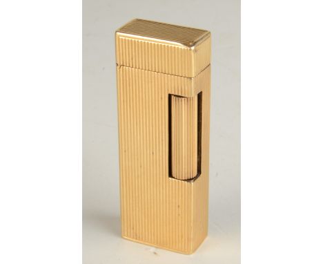 A Dunhill 18ct gold cased Auto-Rollalite petrol lighter, height 66mm.