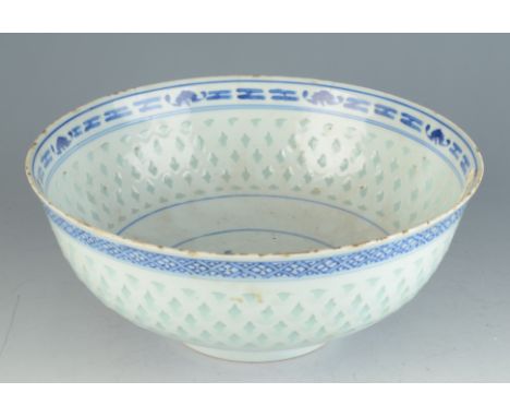 A Chinese porcelain blue and white rice grain bowl, 19th century, with a central circular panel to the interior decorated wit