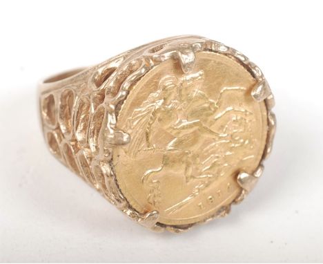 A half sovereign ring dated 1914, extremely fine, 11.42g.