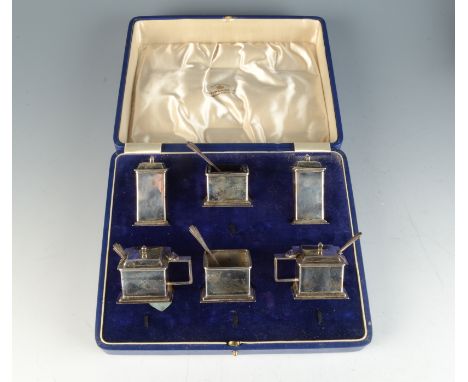 A Mappin & Webb plain Art Deco six piece silver cruet together with four mating spoons 9.7oz  lack three glass liners 