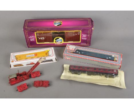 A small collection mostly boxed model railway locomotives to include Lima Royal Scots Grey, Bachmann Central Flow Hopper, M.T