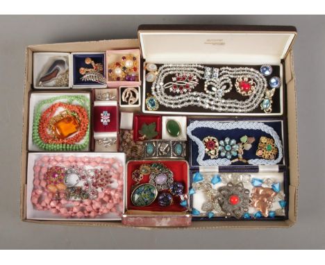 A tray of assorted vintage costume jewellery to include scarab beetle bangle, leaf pendant, horseshoe brooch, necklaces, brac