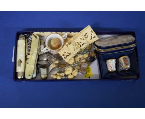 A mixed lot, to include: penknives; a carved mother of pearl purse; a Royal Worcester blush ivory thimble, painted with a blu