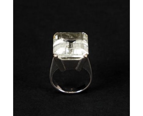 A 18kt. gold ring with an emerald cut aquamarine size 5,5, 13gr. weight.Certificate from Ansuini, Rome is included