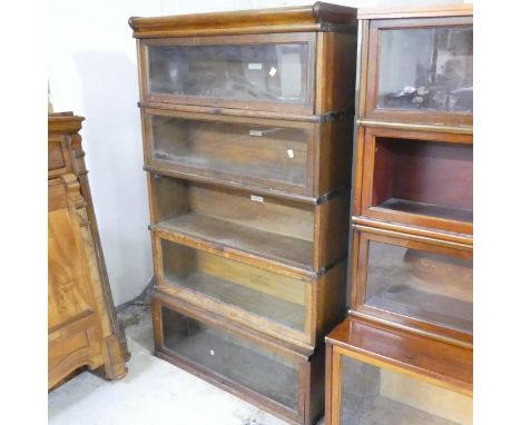 An early 20th century Globe Wernicke sectional stacking bookcase, with five shelves and maker's labels. Overall 87x152x27cm.V