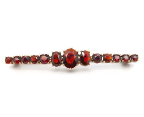 Granatbrosche  Material: 333 Gold Edelsteine: 13 Granate Maße: 55,3 x 3,3 - 9 mm Gesamtgewicht: 3,3 g Datierung: Vintage Besc