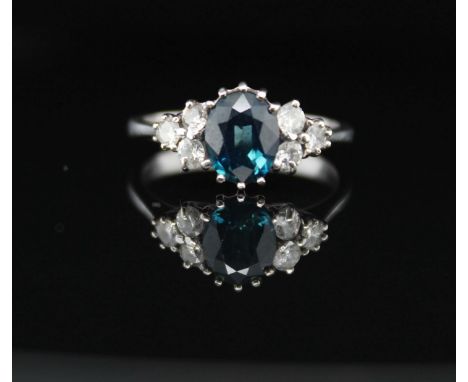 Ring mit einem Saphir und ges. ca. 0,40 ct Brillanten  Material: 750 Weißgold Diamanten: 6 Brillanten, ges. ca. 0,4 ct, SI - 