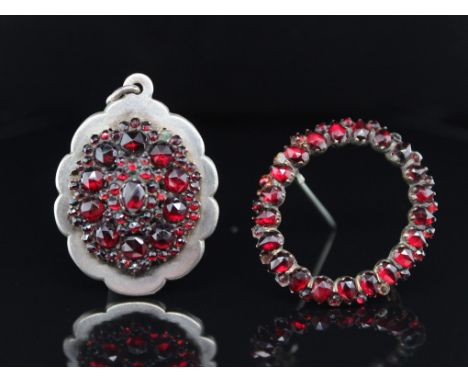 2 Teile Vintage Granatschmuck  Material: Silber, versilbert Edelsteine: Granate Maße: 31,6 x 26,2 und 30,6 x 28 mm Gesamtgewi