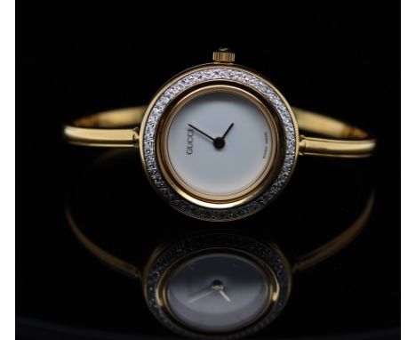 Gucci Damenarmbanduhr   Material: vergoldet Größe: Für ein 17 cm Handgelenk Durchmesser: 26 mm Herkunft: Swiss made Datierung