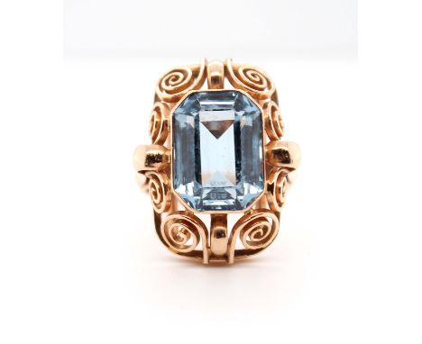 Ring mit einem blauen, synthetischen Spinell  Material: 583 Gold Edelsteine: 1 blauer, synthetischer Spinell Maße: Ringkopf 2