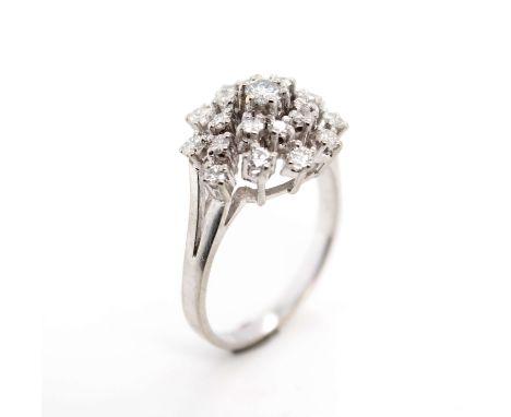 Ring mit ges. ca. 0,95 ct Brillanten  Material: 585 Weißgold Diamanten: 21 Brillanten, ges. ca. 0,95 ct, VS - SI, F - G  Maße