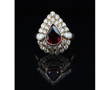 Ring mit ges. ca. 1,3 ct Diamanten und Brillanten und einem Granat  Material: geprüft auf 750 Gold  Diamanten: 32 Diamanten, 