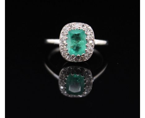 Ring mit Smaragd und Diamanten  Material: 750 Weißgold Diamanten: 15 Diamanten im Achtkantschliff, ges. ca. 0,22 ct, SI - Piq