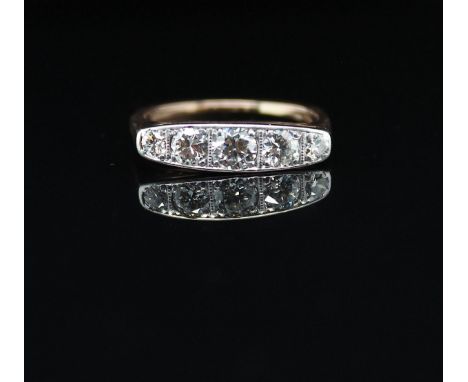 Vintage Ring mit ges. ca. 0,70 ct Diamanten  Material: 750 Gold, Platin Diamanten: 5 Diamanten im Übergangsschliff, ges. ca. 