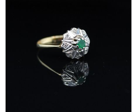 Ring mit Smaragd und Diamanten  Material: 585 Gelb- und Weißgold Diamanten: 8 Diamanten im Achtkantschliff, ges. ca. 0,06 ctE