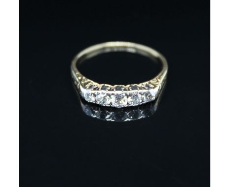 Ring mit Diamanten, ges. ca. 0,60 ct  Material: 585 Gold, Silber Diamanten: 5 Diamanten im Altschliff, ges. ca. 0,6 ct, SI, H