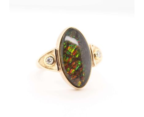 Ring mit einer Doublette und Brillanten  Material: 333 Gold Diamanten: 2 Brillanten, ges. ca. 0,12 ct in mittlerer Qualität E