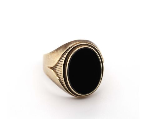 Herrenring mit einer schwarzen Onyxplatte  Material: 333 Gold Edelsteine: 1 Onyx Maße: Ringkopf 21,1 x 17 mm Größe: 64, 20,4 