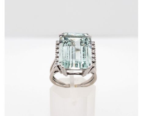 Vintage Ring mit einem Aquamarin und ges. ca. 0,25 ct Diamanten  Material: geprüft auf 585 Weißgold Diamanten: 12 Diamanten i
