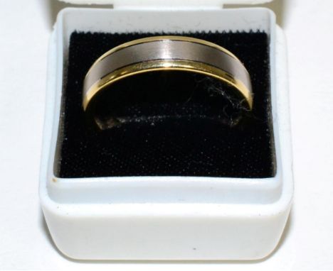 An 18 carat two colour gold band ring, finger size T8.8g