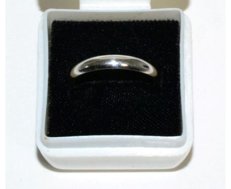 A platinum band ring, finger size M5.15g 