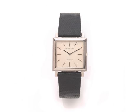 PATEK PHILIPPE DOUBLE SIGNATURE GUBELINREF. 3490.Montre bracelet en or gris sur cuir. BOITIER : carré.CADRAN : silver avec in