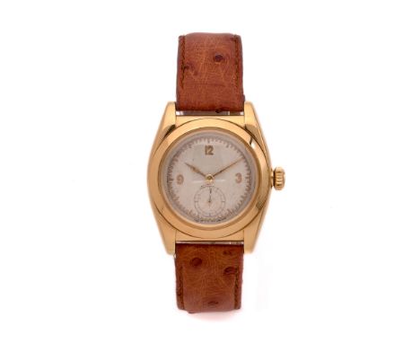 ROLEXOYSTER PERPETUAL CHRONOMETER. "BUBBLE BACK". REF. 3130.ANNEES 30Montre bracelet en or jaune sur cuir.BOITIER : tonneau a
