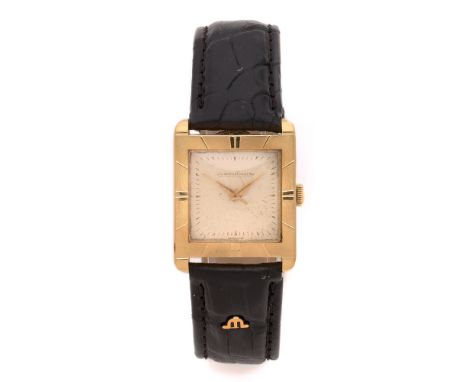 JAEGER LECOULTREANNEES 50Montre bracelet en or jaune sur cuir.BOITIER : carré avec lunette striée.CADRAN : argenté avec aigui