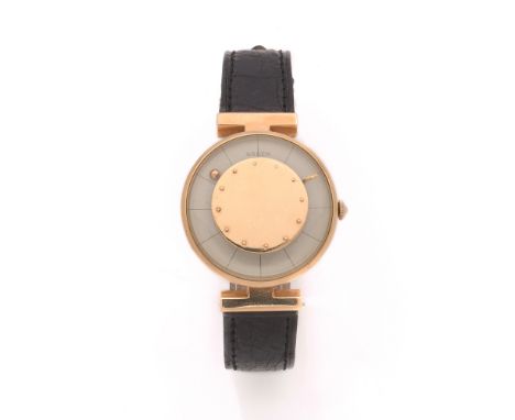GRUENMYSTERIEUSEANNEES 50Montre bracelet en or jaune 14K sur cuir.BOITIER : rond à attachesCADRAN : argenté et disque central