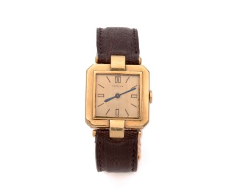 CARTIER"MONTRE CARREE A COINS COUPES ET A BRIDES"FIN DES ANNEES 40Montre bracelet en or jaune sur cuir.BOÎTIER : "carré à coi