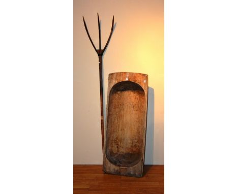 A wooden trough, 128cm wide, also with wooden pitch fork, 197cm long (2)