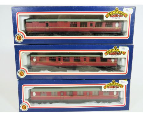 Selection of 00 Scale Corridor carriages by Lima. All as new and unused in box. See photos. For details. 