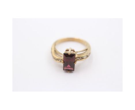 9ct Gold Garnet and WhiteGemstone shoulder set ring. 4.2g&nbsp;&nbsp; 743378