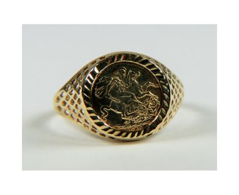 9ct Yellow gold faux coin set ring . Finger size 'J-5' 1.4g