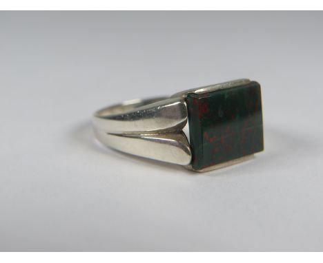 925 Sterling silver Bloodstone Ring.  Finger size Q-5. See photos. 