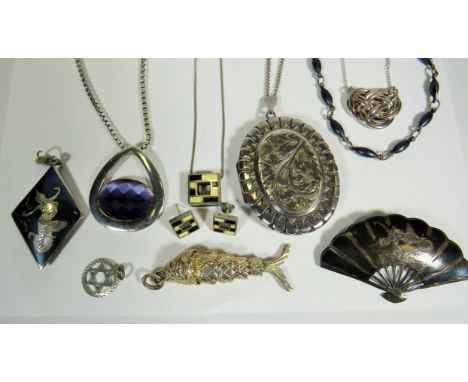 Assortment of good quality silver jewellery. See photos. 