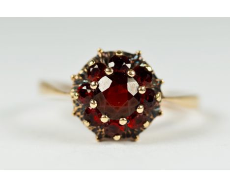 9ct gold vintage garnet cluster dress ring (2.6g)     2030362