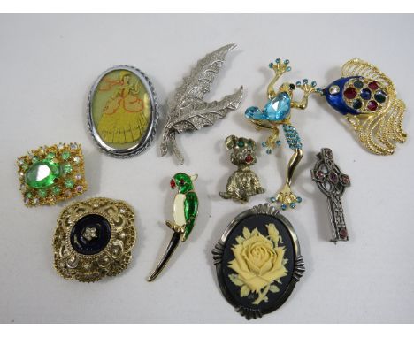 10 Vintage costume jewellery brooches.