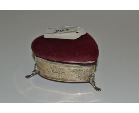 An Edwardian  silver heart shaped  trinket box, engraved and chased with scrolling foliage, velvet lined, 8cm wide, Birmingha