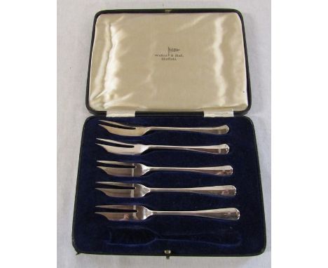 Cased set of silver dessert forks by Walker &amp; Hall Sheffield (5) Sheffield 1937 weight 3.86 ozt