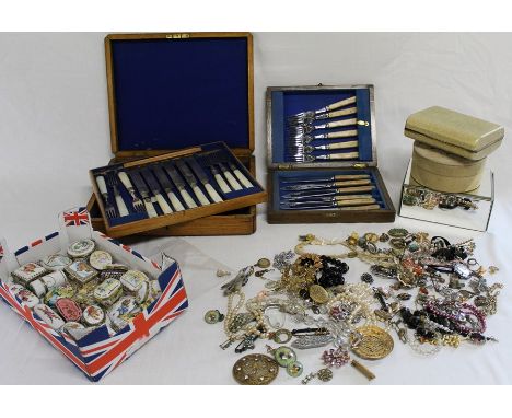 Selection of costume jewellery, Pinchbeck fob seal, Del Prado trinket pots &amp; 2 cased cutlery sets