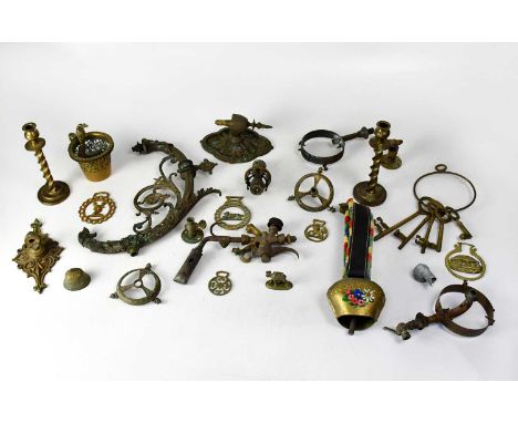 A small quantity of brass and metal lamp fittings, a cow bell, etc.