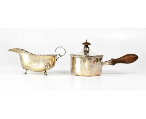 MAURICE FREEMAN; an Edward VII Britannia silver lidded brandy warming pan with beaded rim, hinged lidded spout, wooden finial