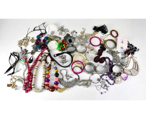 A quantity of costume jewellery, to include a gold-plated heart-shaped locket, a 925 silver bracelet set with blue stones, ne