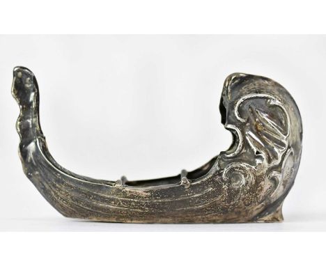 WILLIAMS (BIRMINGHAM) LTD; an Edward VII hallmarked silver pincushion in the form of a gondola, Birmingham 1905, approx. 5.8 