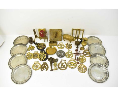 Various collectable brassware including small sundial, horse brasses, ornamental pig, stamp holder, vase and also eight tinpl